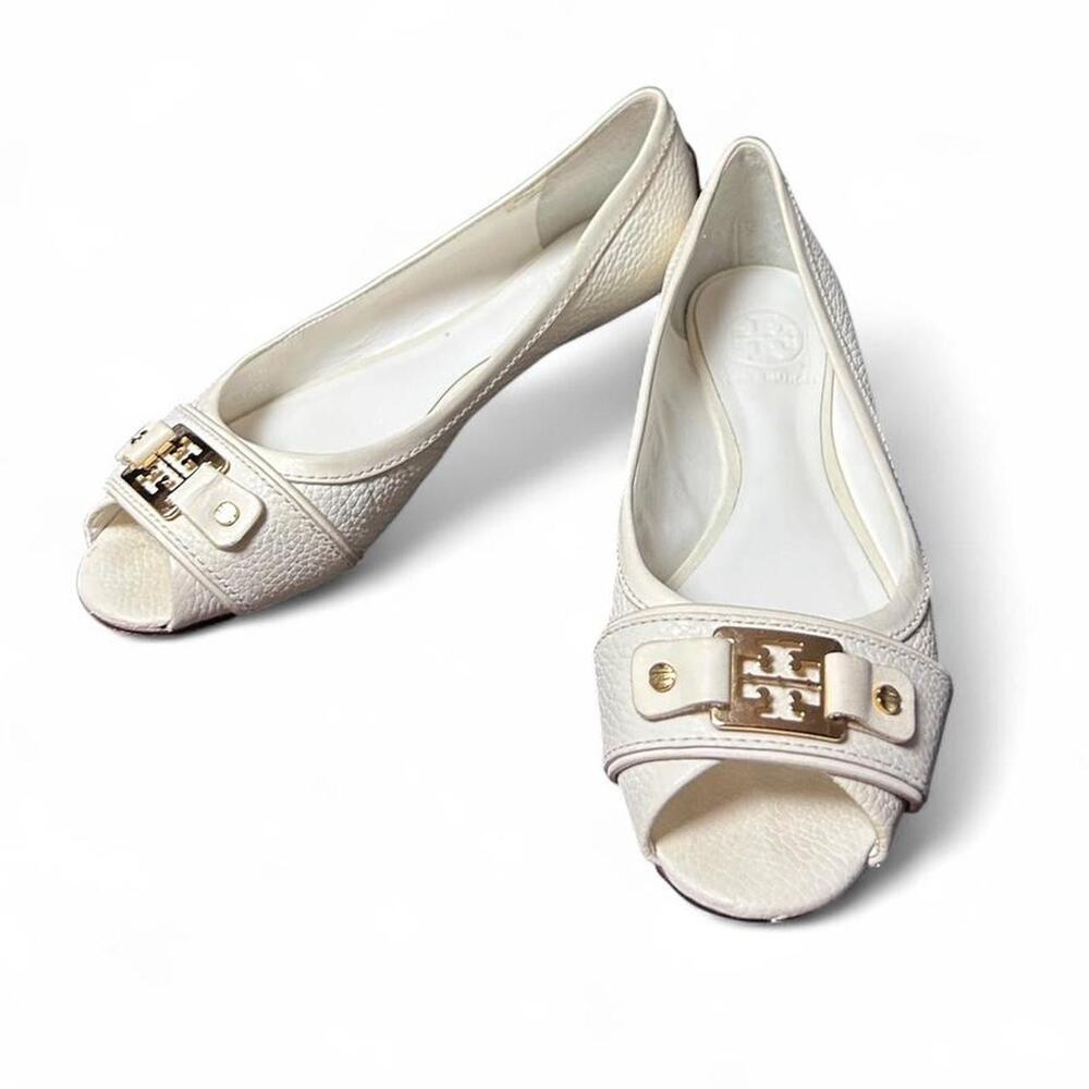 Tory Burch Peep Toe Sandal Flat Pebble Leather Ivory Gold Logo 8M